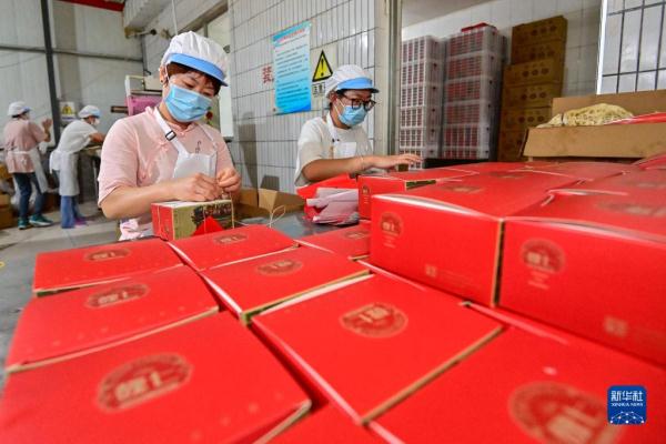 Mooncake production is busy