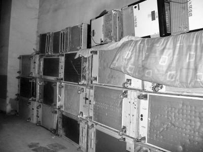 Building a cold storage group in the garage of a residential area in Beijing is like a maze.