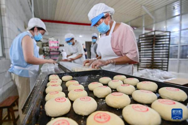 Mooncake production is busy