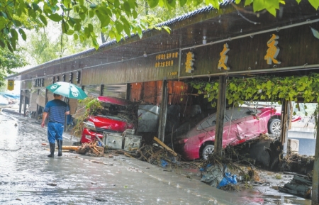 In Shuimo Town, Wenchuan County, some buildings and vehicles were damaged by floods. Xinhua news agency