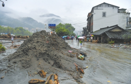 There is a lot of sediment on the streets of Shuimo Town, Wenchuan County. Xinhua news agency