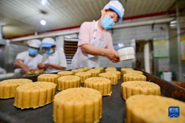 Mooncake production is busy