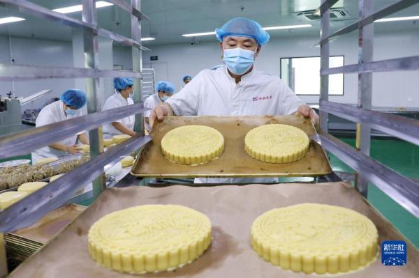 Mooncake production is busy
