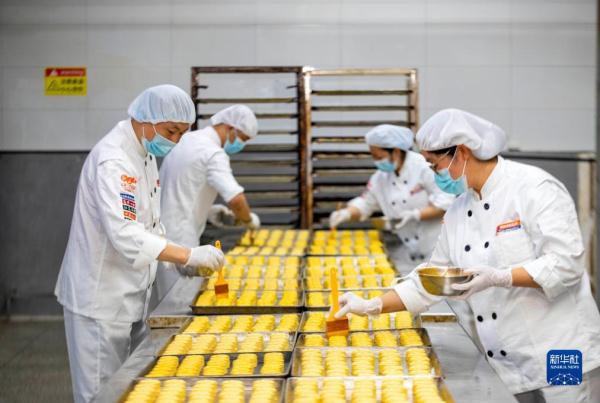 Mooncake production is busy