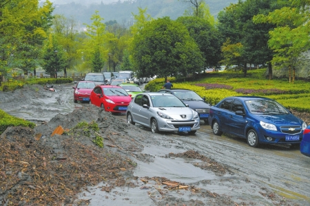 On August 21st, the roads in Shuimo Town of Wenchuan County were gradually opened, and the trapped vehicles were evacuated in an orderly manner. Xinhua news agency