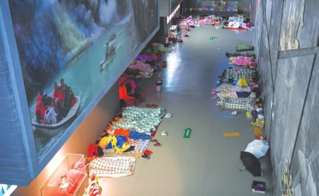 Some people affected by the rainstorm in Yingxiu Town, Wenchuan County were placed in the memorial hall of the epicenter of the Wenchuan earthquake. Xinhua news agency