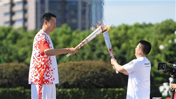 On August 1st, torchbearer Wang Zhizhi (left) and torchbearer Xiao Dong handed over the torch. Xinhua News Agency reporter Vientiane photo