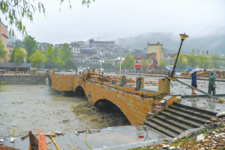 Heavy rainfall caused damage to the bridge on Shouxi River in Shuimo Town, Wenchuan County. Xinhua news agency